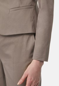 Lichtgrijze op maat gemaakte colbert met een slim fit, voorzien van een enkele borstzak en een gladde, middelzware stoftextuur.