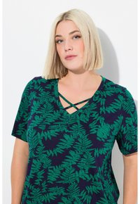 Marineblå t-shirt med grønt bregner mønster, prydet med V-hals og krydsgående detalje ved halsudskæringen. Blødt, let stof med korte ærmer.