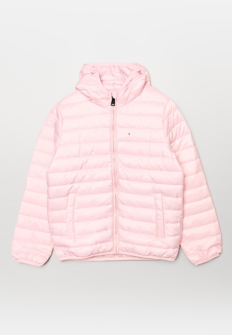 Veste rembourrée rose clair avec capuche, fermeture éclair à l'avant, deux poches latérales et détails de coutures horizontales. Présente un logo sur la poitrine gauche.