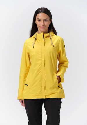 Veste de pluie jaune avec une fermeture éclair à l'avant, capuche réglable et deux poches latérales ; texture lisse avec des accents de poche noirs.