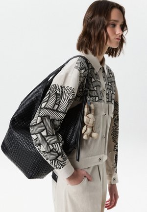 Twist, TWIST BAG TEXTURED BAG WITH CHARM - Sac à main - black