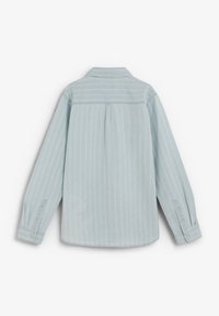 Hellblaues Langarmhemd mit weißen vertikalen Streifen, geknöpften Manschetten und einer Rückenpasse mit Falte.