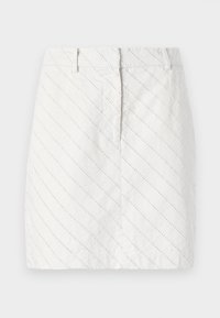 Λευκή φούστα με καπιτονέ σχεδίαση και διαγώνιες ραφές, με απαλή υφή, θηλιές ζώνης και κρυφό φερμουάρ στο πίσω μέρος.