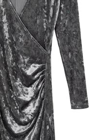 Robe en velours gris avec un design enveloppant, des manches longues et des détails en texture drapée sur le devant, créant une apparence douce et luxueuse.