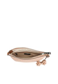 Pochette in pelle rosa chiaro con chiusura a zip. Presenta una texture liscia, un motivo sottile e due accenti decorativi a forma di portachiavi.