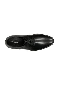 Scarpe eleganti in pelle nera con punta arrotondata, tomaia strutturata e sistema di allacciatura. Finitura liscia e interno imbottito. Marchio "wojos" visibile.