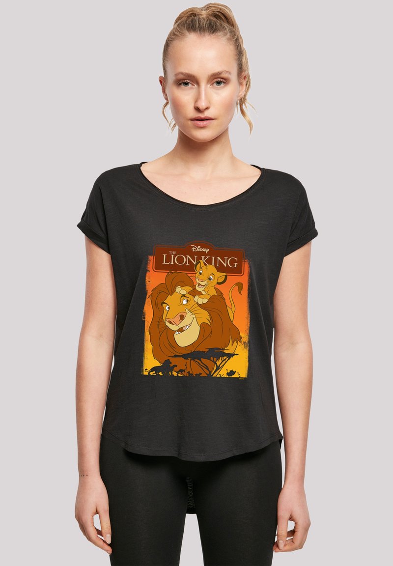 Svart t-skjorte med scoop-hals og en fargerik "Lion King" grafikk, som viser en løve og en løveunge med gradient oransje bakgrunn.