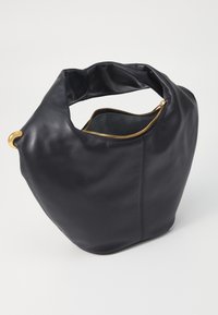 Musta nahkainen käsilaukku, jossa on pehmeä, pyöreä muoto ja yksi kaareva kahva. Varustettu kultaisella vetoketjulla ja sisäiset säilytystilat.