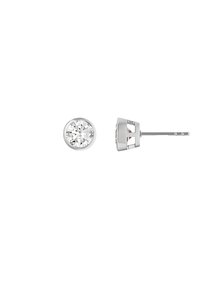 Pendientes de cristal redondos con un engaste de plata con garras. Piedra clara, acabado pulido y un diseño simple de cierre a presión.