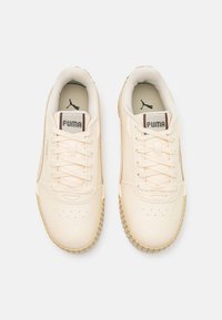 Sneakers Puma w jasnobeżowej skórze z teksturowanym wykończeniem, z wyściełanym kołnierzem, płaskimi sznurowadłami i podeszwą z gumy.