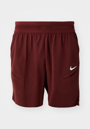 Nike sportshorts van donkerrood stof, met een elastische tailleband, twee schuine zijzakken en een wit logoaccent aan de voorkant.