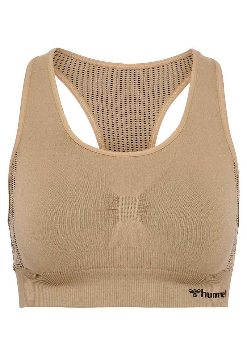 Beige sportbeha met een mesh racerback, geribbelde textuur en subtiele plooidetails aan de voorkant. Hummel-logo in het zwart aan de onderkant.