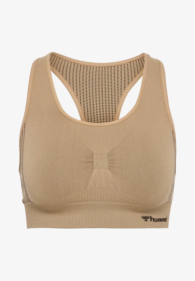 Beige sportbeha met een mesh racerback, geribbelde textuur en subtiele plooidetails aan de voorkant. Hummel-logo in het zwart aan de onderkant.