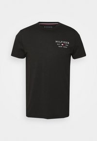 Czarny T-shirt z krótkim rękawem i okrągłym dekoltem z białym napisem "HILFIGER EST. 1985 NEW YORK" oraz małym czerwono-biało-niebieskim logo na klatce piersiowej.