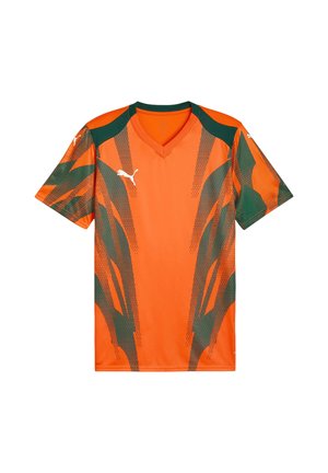 Orange sportsjakke med grønne abstrakte mønstre, korte ærmer, V-hals og hvide Puma-logoer på brystet og ærmerne.