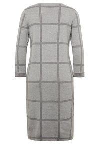 Robe tricotée en gris clair présentant un motif à carreaux en gris plus foncé, des manches trois-quarts et une coupe droite. Texture douce et longueur moyenne.