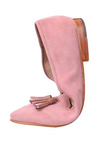 Lyserød ruskindsløv med frynser, spids tå og lav træhæl, vist bøjlet bagud for at vise fleksibilitet.