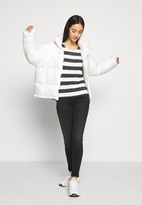 Vero Moda VMWIDE STRIPE  - T-shirt estampada - snow white/black