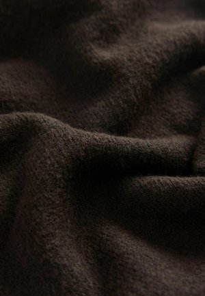 Dunkelbrauler Stoff mit einer weichen, strukturierten Oberfläche, die subtile Variationen und natürliche Fasern aufweist und ein warmes, einladendes Erscheinungsbild erzeugt.