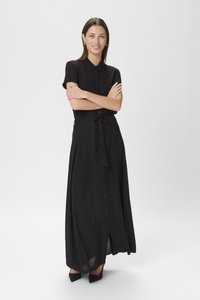 Abito lungo nero con bottoni e maniche corte, vita accentuata da una cintura e spacco laterale. Realizzato in un tessuto leggero con una texture liscia.