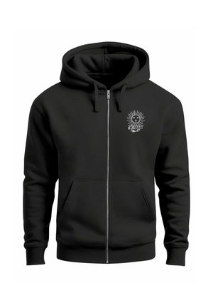Schwarze Kapuzenjacke mit Reißverschluss, Kordelzugkapuze, Fronttaschen und einem weißen Sonnenmotiv auf der linken Brustseite. Glatte Stofftextur.
