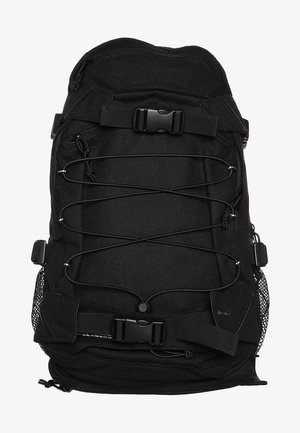 Czarny plecak z wzorem w jodełkę, z elastycznymi dodatkami, regulowanymi paskami, siateczkowymi bocznymi kieszeniami i plastikowymi akcentami.