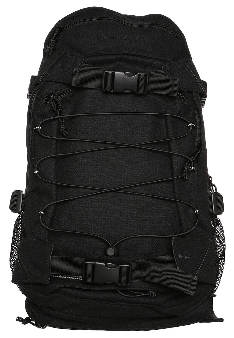 Zwarte rugzak met een Visgraat textuur, voorzien van elastische koorddetails, verstelbare schouderbanden, mesh zijvakjes en plastic hardware accenten.