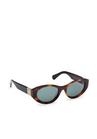Gafas de sol de carey con lentes azul verdoso, forma de ojo de gato y detalles de hardware dorado en las patillas, con un acabado brillante.