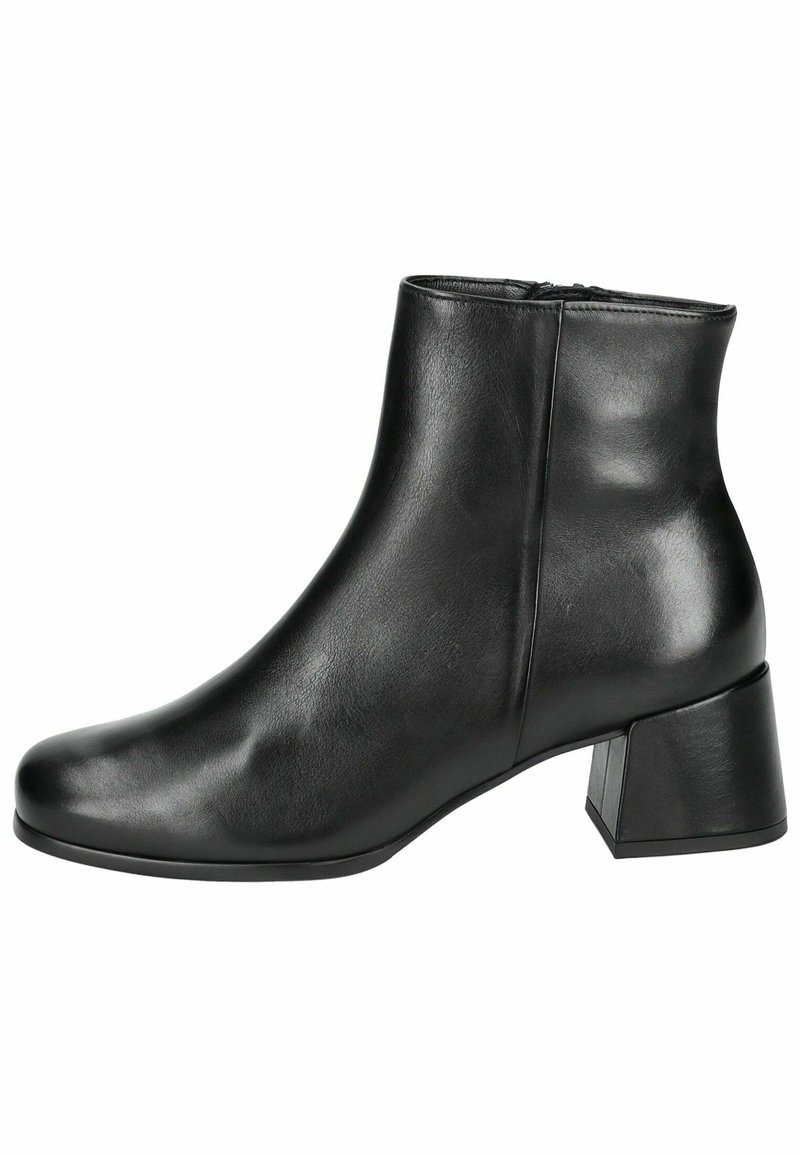 Černá kožená kotníková bota s mírně zaoblenou špičkou, středně vysokým blokovým podpatkem a hladkým, lesklým povrchem. Zipper na boku.