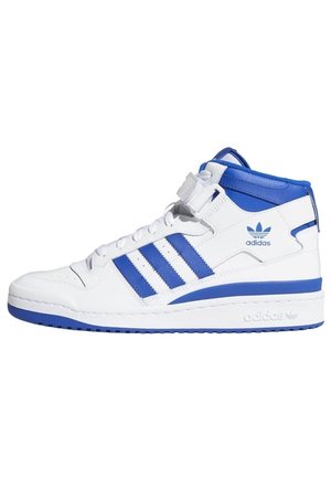 Białe i niebieskie wysokie trampki Adidas z trzema niebieskimi paskami, paskiem na kostkę oraz logo Adidas po boku i na podeszwie.