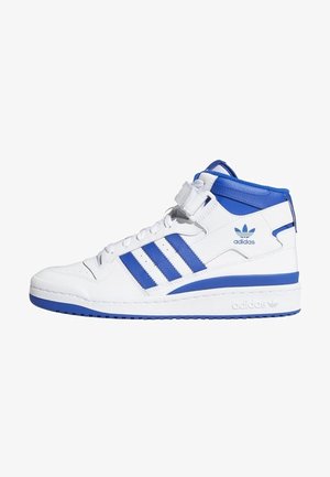Białe i niebieskie wysokie trampki Adidas z trzema niebieskimi paskami, paskiem na kostkę oraz logo Adidas po boku i na podeszwie.