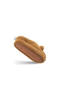 Brun plyschtoffel med rundad form, mjuk textur och en pom-pom-detalj. Halkfri prickig sula med LIEWOOD-logotyp.