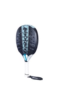 Babolat paddle med rundt hoved, der har et blåt og sort farveskema, struktureret overflade og perforeringer for bedre greb. Hvidt håndtag med rem.