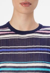 Marineblauer gestreifter Pullover mit horizontalen Linien in Pink, Weiß und Blau. Ribbeltextur mit Rundhalsausschnitt und kurzen Ärmeln.