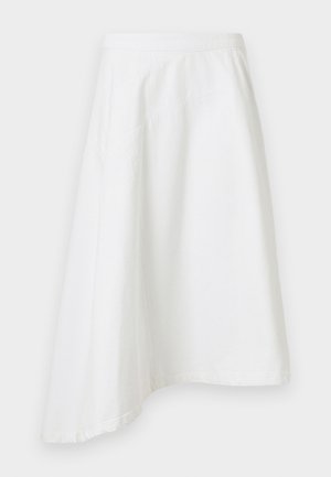 Witte asymmetrische midirok met diagonale naaddetails, aansluitende tailleband en uitlopende snit op een effen achtergrond.
