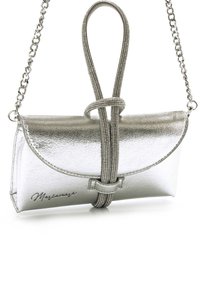 Bolso de mano plateado metálico con acabado texturizado, que presenta una correa retorcida y asa de cadena, detallado en el cierre con una banda horizontal.