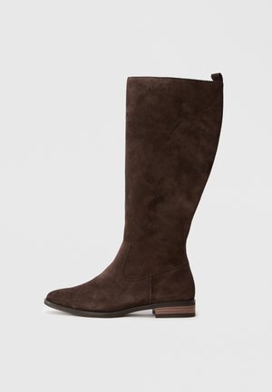 Knielange braune Wildlederstiefel mit spitzer Zehe, schlichtem Design und niedrigem gestapeltem Absatz. Verfügt über eine Naht entlang des Schafts.