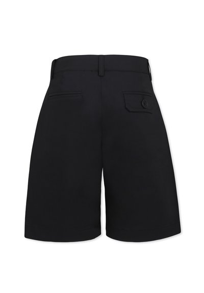 Pantaloni corti neri con taglio dritto, caratterizzati da una texture liscia, due tasche posteriori e chiusure a un bottone. Nessun abbellimento visibile.