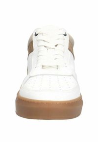 Witte leren sneaker met tan suède accenten, ronde neus en geperforeerde voorkant. Kenmerkt zich door witte veters en een gumrubberen zool.