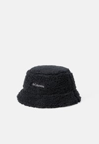 Schwarzer Fleece-Bucket-Hut mit weicher Textur, der an der Seite ein gesticktes Columbia-Logo und einen breiten, flachen Rand hat.