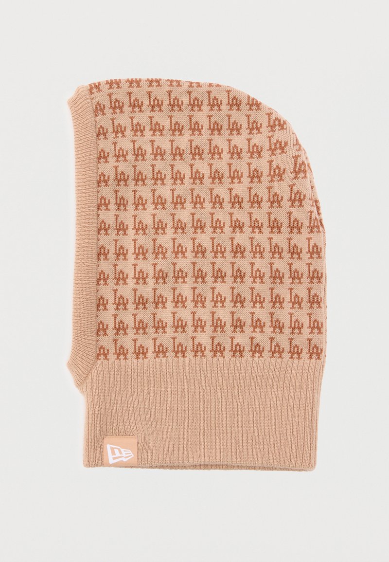 Μπεζ και καφέ πλεκτή μπαλακλάβα με επαναλαμβανόμενο μοτίβο "LA" και μικρή λευκή ετικέτα με λογότυπο στο ριμπ κάτω άκρο.