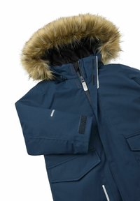 Marineblauwe parka met een capuchon van faux bont, ritssluiting aan de voorkant, klittenbandzakken en reflecterende accenten op de mouwen en de voorkant.