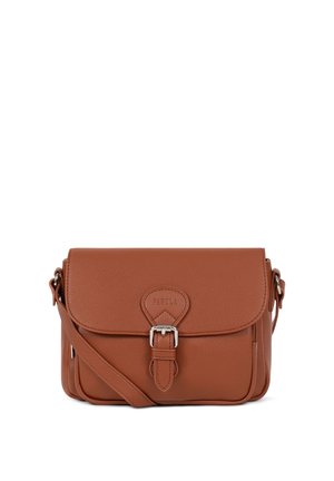 Sac bandoulière en cuir marron avec fermeture à boucle à l'avant et sangle réglable, avec un nom de marque subtilement embossé sur le rabat.