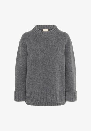 Grå strikket sweater med høj krave, dropped skuldre og ribstrikkede manchetter og kant. Blød tekstur, løs pasform og minimalistisk design.