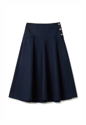 Falda azul marino en línea A con cintura alta y tres botones dorados en el lado derecho, de largo hasta la rodilla con tela lisa y pliegues sutiles.