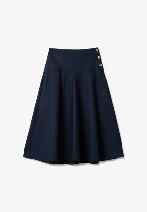 Gonna blu navy a trapezio con vita alta e tre bottoni dorati sul lato destro, lunghezza al ginocchio con tessuto liscio e pieghe sottili.