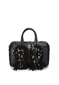 Borsa a tracolla in pelle nera trapuntata con accenti dorati, dettagli frangia e perline decorative. Include manici doppi e una tracolla removibile.