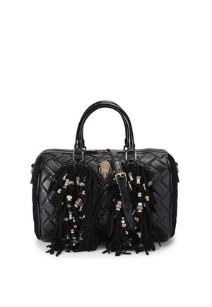 Borsa a tracolla in pelle nera trapuntata con accenti dorati, dettagli frangia e perline decorative. Include manici doppi e una tracolla removibile.