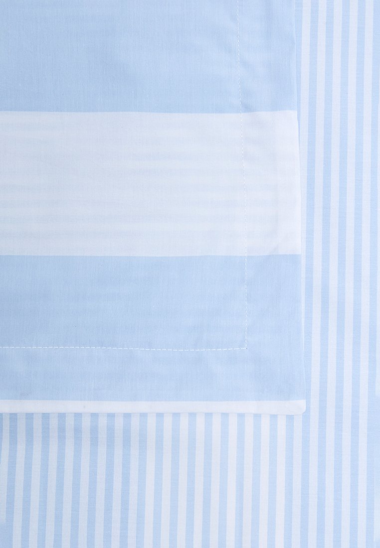 Bettwäsche in Blau und Weiß mit abwechselnd soliden und gestreiften Mustern. Glatter Stoff mit sauberen Nähten entlang der Ränder.