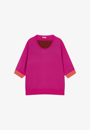 Fuchsia gebreide trui met een ronde hals en korte mouwen; heeft contrasterende oranje accenten aan de mouwen en een bruine binnenhals.